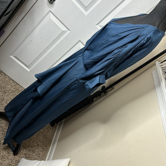 Beautiful Dress w/Small Slit Cut Out in Back - Picture 5 of 8